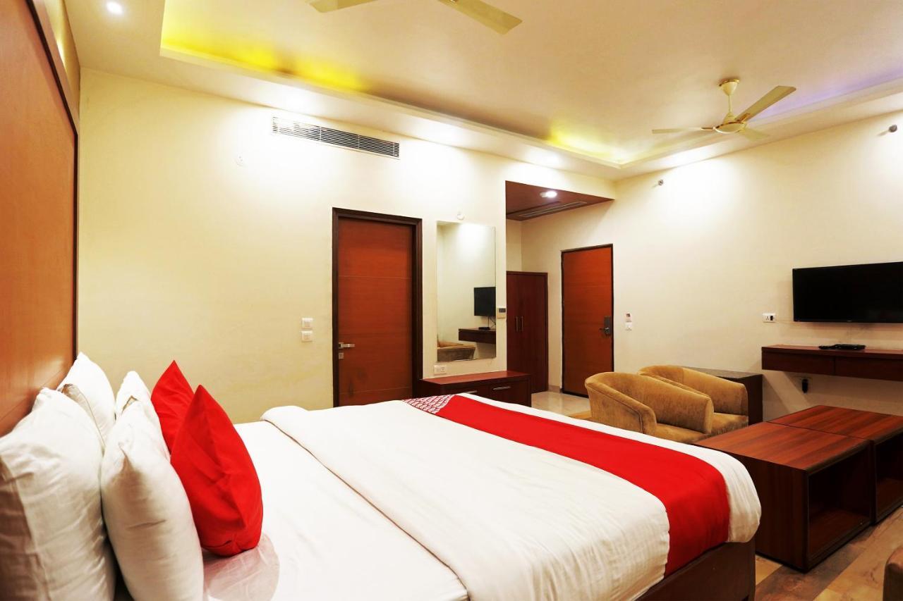 Capital O Green Palms Near Jhilmil Metro Station Hotell New Delhi Eksteriør bilde