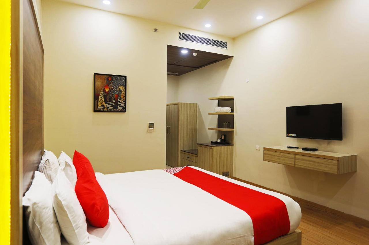 Capital O Green Palms Near Jhilmil Metro Station Hotell New Delhi Eksteriør bilde
