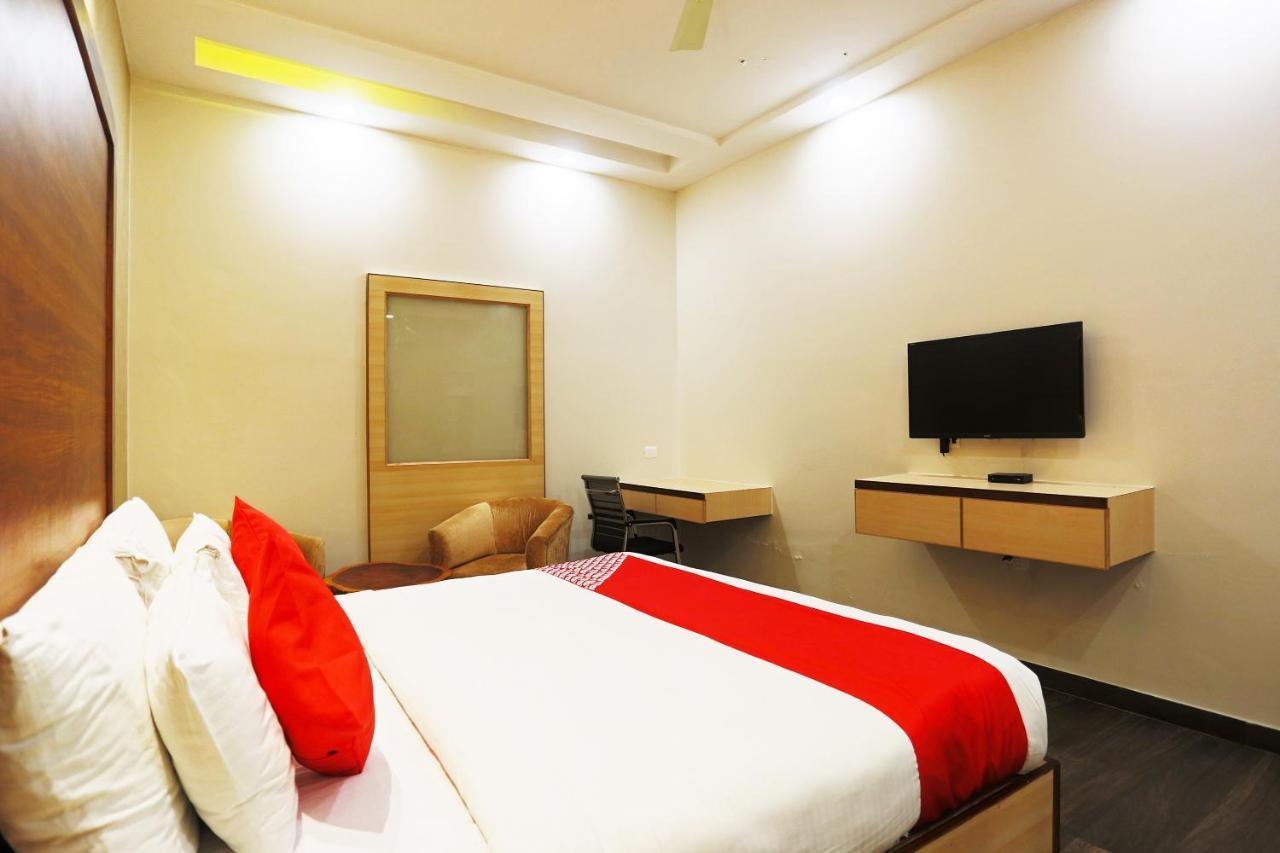 Capital O Green Palms Near Jhilmil Metro Station Hotell New Delhi Eksteriør bilde
